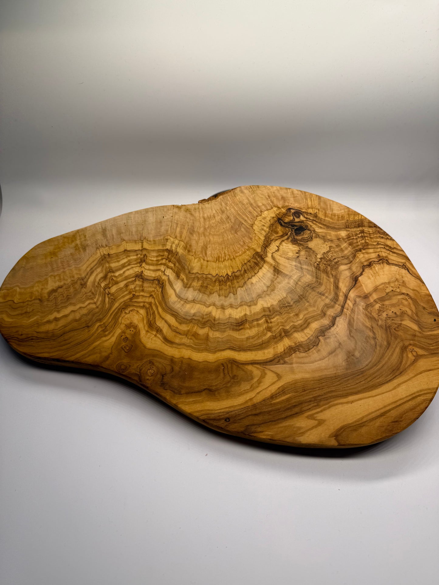 Schneidebrett mit Rustikalem Rand (35-39cm)